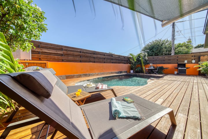 Transats sur la terrasse face à la piscine – villa avec piscine chauffée à Saint-Pierre, La Réunion