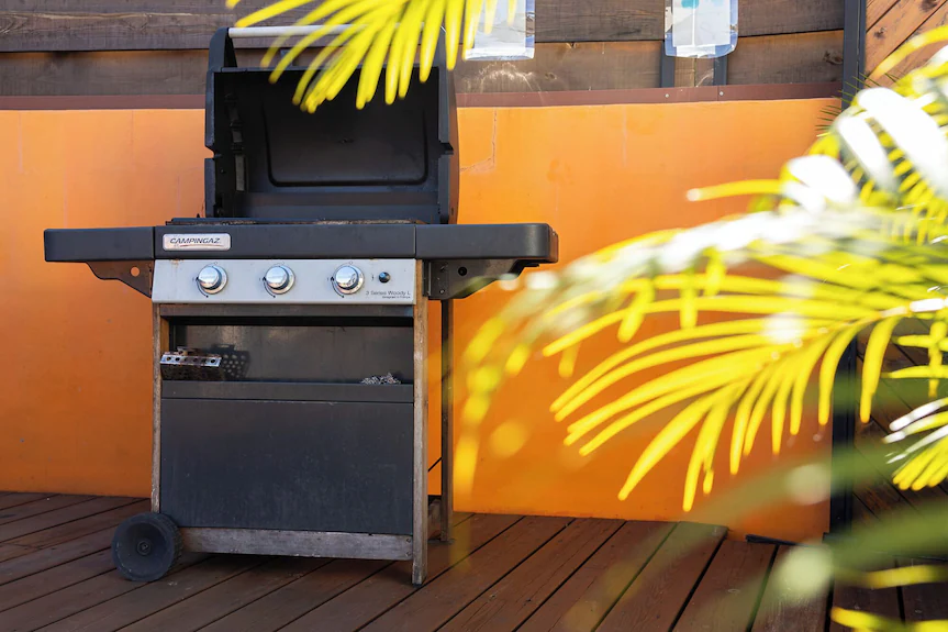 Barbecue à gaz sur la terrasse tropicale – villa avec piscine chauffée à Saint-Pierre, La Réunion