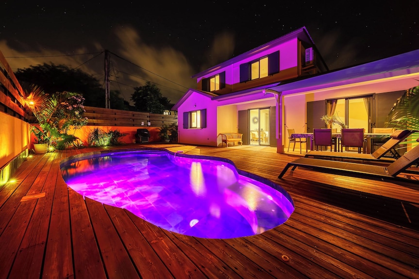 Piscine privée chauffée en pierre illuminée le soir – villa avec piscine chauffée à Saint-Pierre, La Réunion