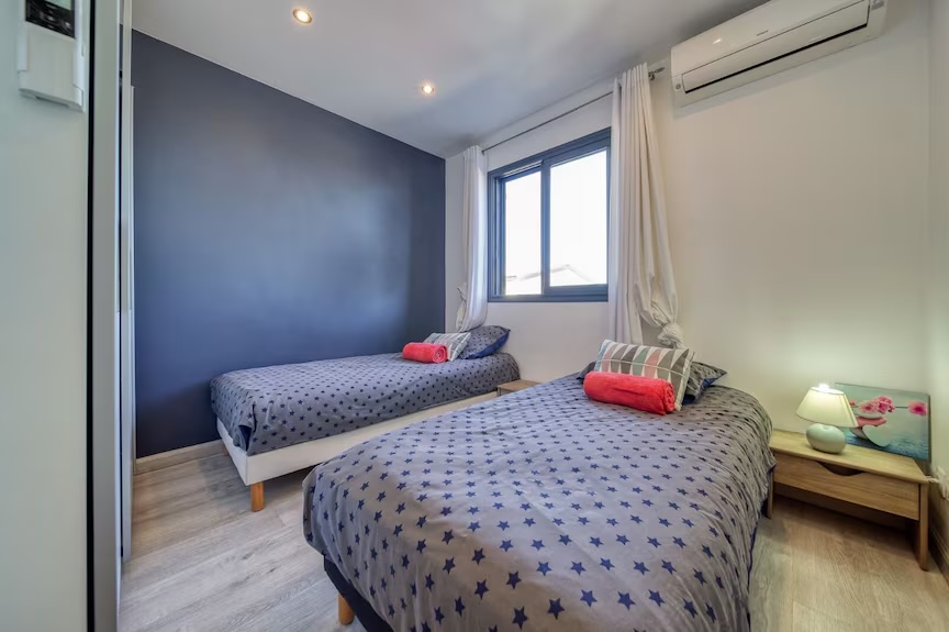 Chambre grise à deux lits simples climatisée – villa avec piscine chauffée à Saint-Pierre, La Réunion