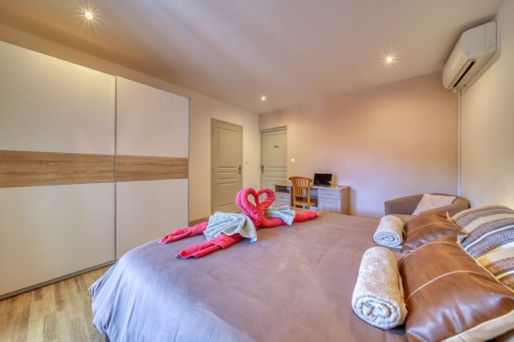 Grande chambre lin avec très grand lit et coin bureau – villa avec piscine chauffée à Saint-Pierre, La Réunion