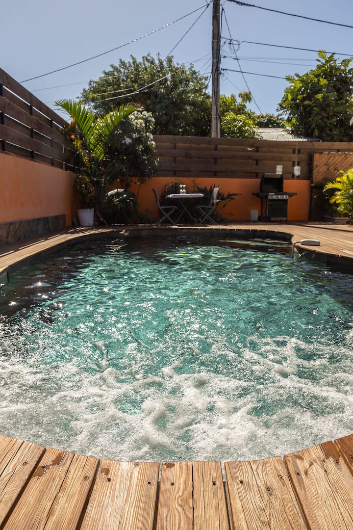 Piscine avec jets de bain à remous et coin repas – villa avec piscine chauffée à Saint-Pierre, La Réunion