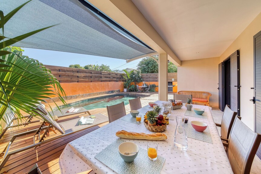 Petit-déjeuner sur la terrasse couverte au bord de la piscine – villa avec piscine chauffée à Saint-Pierre, La Réunion
