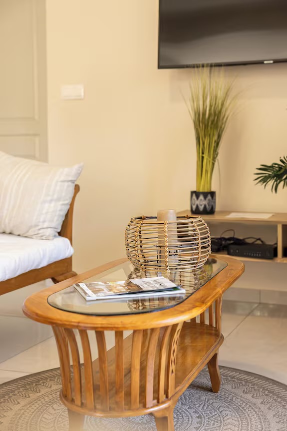 Salon cosy avec mobilier en bois et télévision – villa avec piscine chauffée à Saint-Pierre, La Réunion