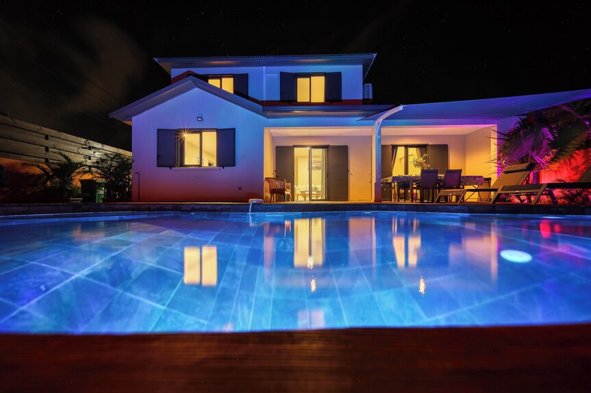 Façade de la Villa Théolya et piscine de nuit – villa avec piscine chauffée à Saint-Pierre, La Réunion