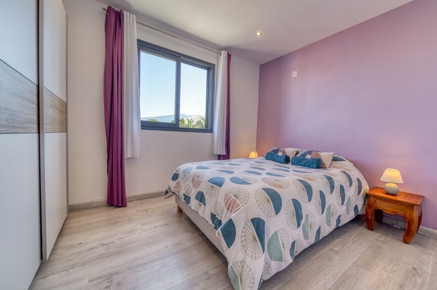 Chambre climatisée avec grand lit et placard – villa avec piscine chauffée à Saint-Pierre, La Réunion