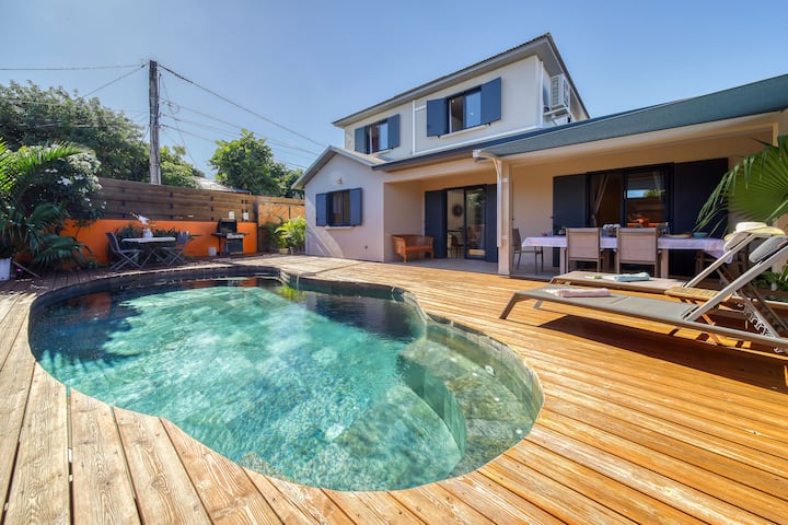 Piscine chauffée en pierre et grande terrasse en bois – villa avec piscine chauffée à Saint-Pierre, La Réunion