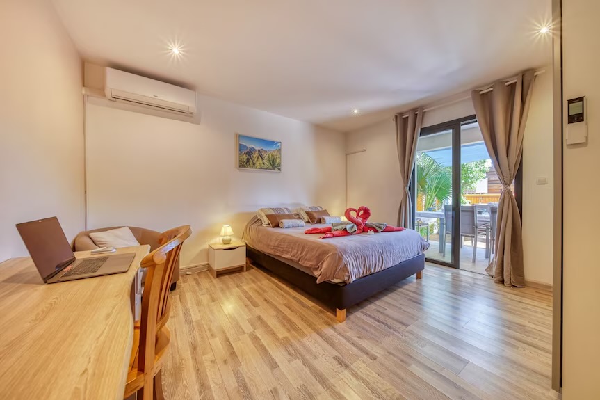 Chambre parentale climatisée ouverte sur la terrasse – villa avec piscine chauffée à Saint-Pierre, La Réunion