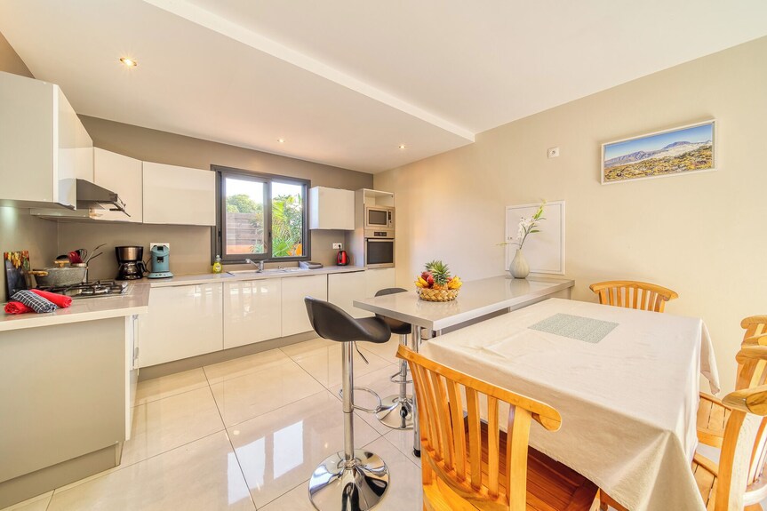 Cuisine équipée avec bar et table à manger – villa avec piscine chauffée à Saint-Pierre, La Réunion