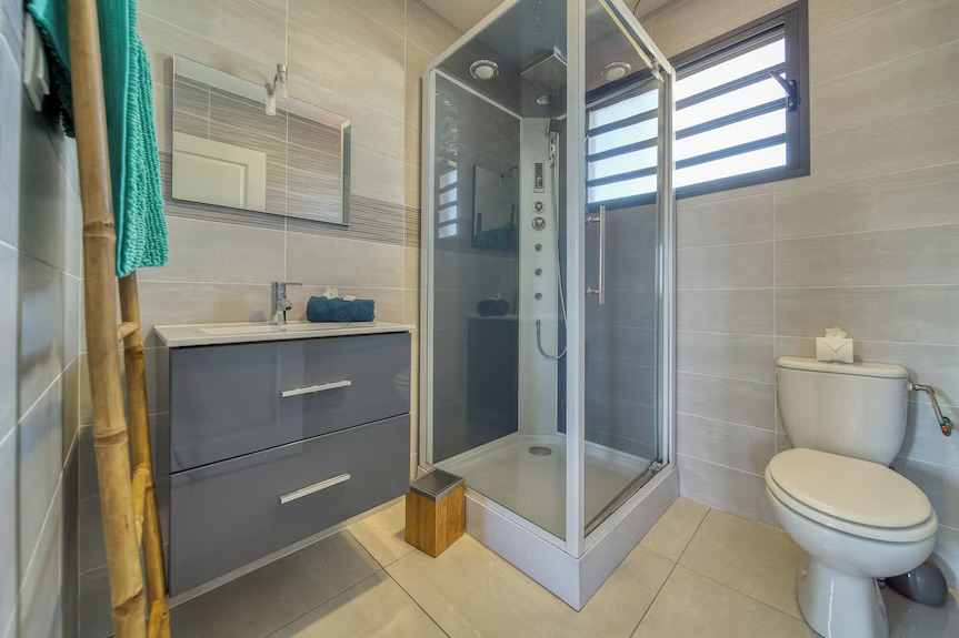 Salle de bain moderne avec cabine de douche hydromassante – villa avec piscine chauffée à Saint-Pierre, La Réunion