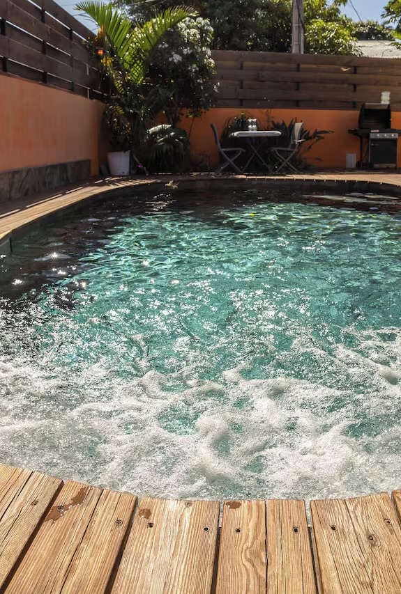 Bain à remous bouillonnant en journée – villa avec piscine chauffée à Saint-Pierre, La Réunion