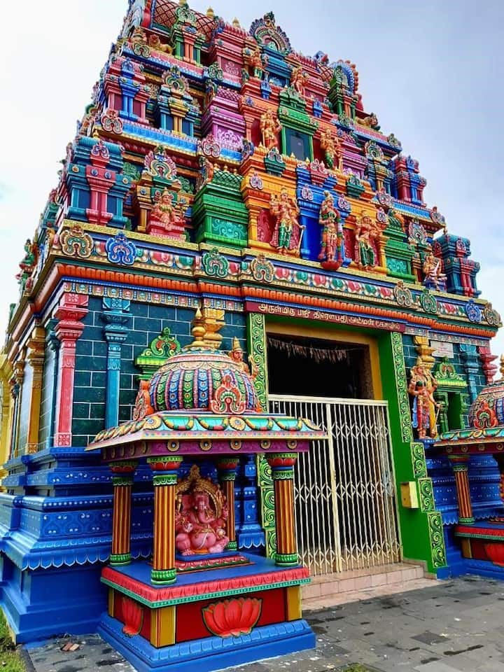 Entrée monumentale d’un temple tamoul ornée de sculptures multicolores